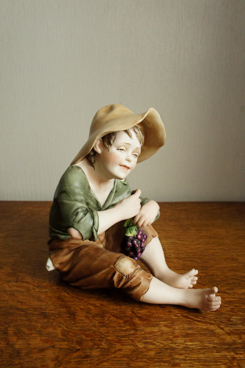 Мальчик с виноградом, Bruno Merli, Capodimonte, фарфоровые статуэтки. KunstGalerie