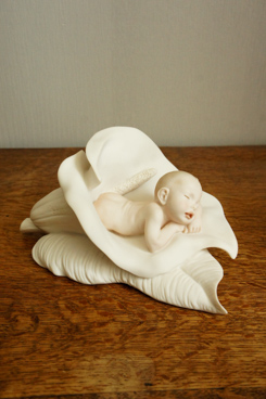 Младенец в белой лилии, Giuseppe Armani, Florence, Capodimonte, статуэтка, KunstGalerie.ru