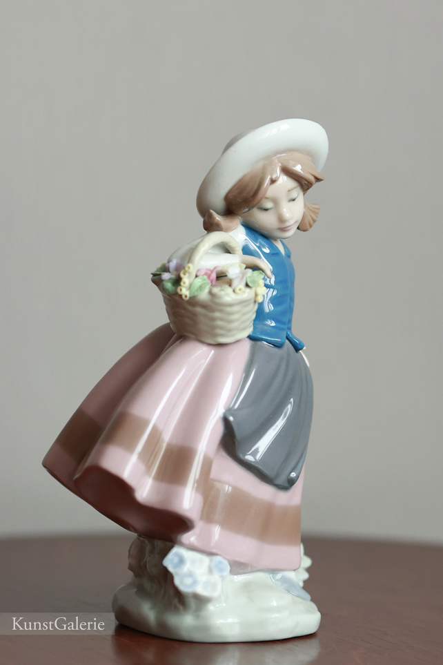 Девочка с корзинкой цветов, фарфоровая статуэтка, Льядро