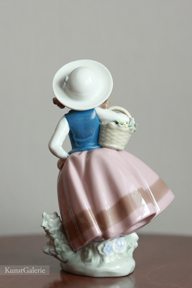 Девочка с корзинкой цветов, фарфоровая статуэтка, Lladro