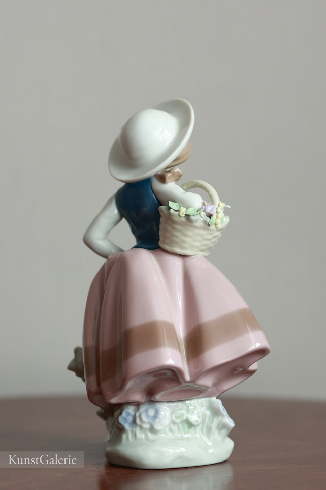 Девочка с корзинкой цветов, фарфоровая статуэтка, Льядро