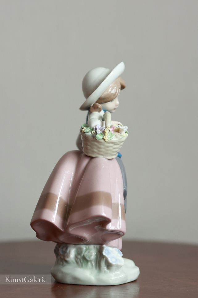 Девочка с корзинкой цветов, фарфоровая статуэтка, Lladro