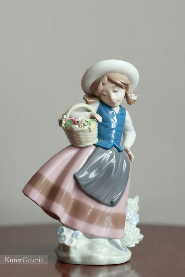 Девочка с корзинкой цветов Sweet Scent, Lladro, фарфоровая статуэтка, KunstGalerie.ru