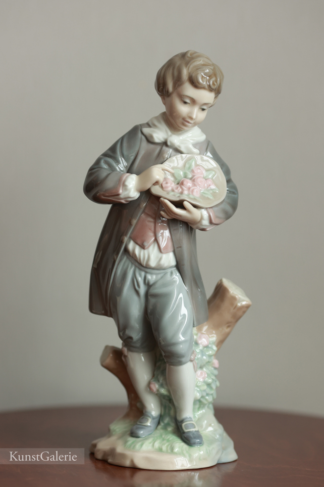 Юноша с цветами, фарфоровая статуэтка, Lladro