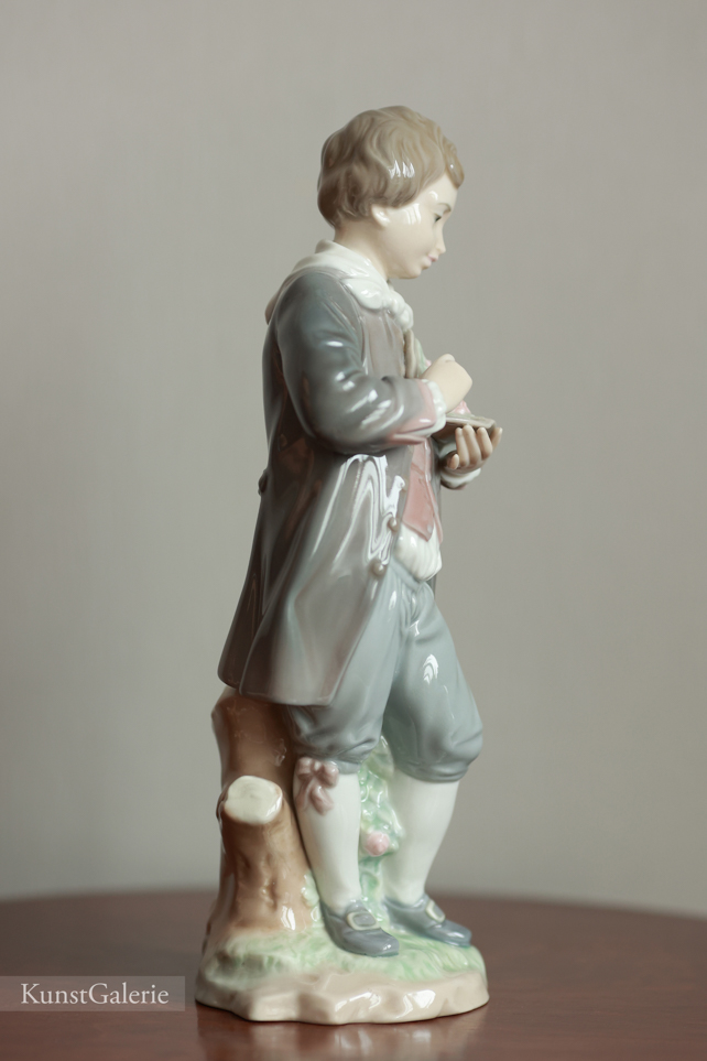Юноша с цветами, фарфоровая статуэтка, Льядро