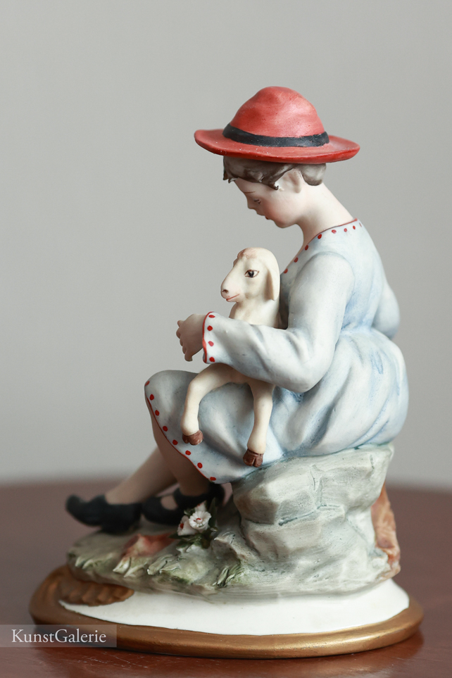 Девочка с барашком, Gianni Merlo, Capodimonte, статуэтка