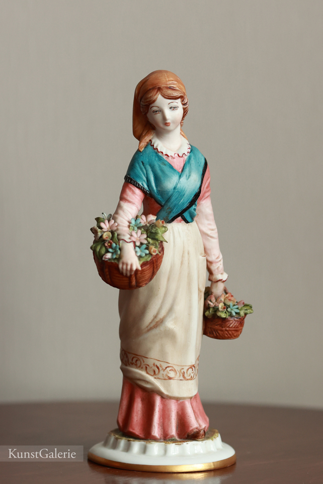 Девушка с корзинками цветов, Tiche Galletti, Каподимонте, фарфоровые статуэтки. KunstGalerie