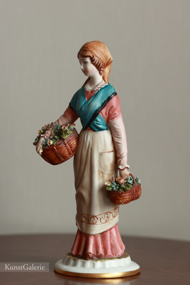 Девушка с корзинками цветов, Tyche Galletti, Каподимонте, статуэтка