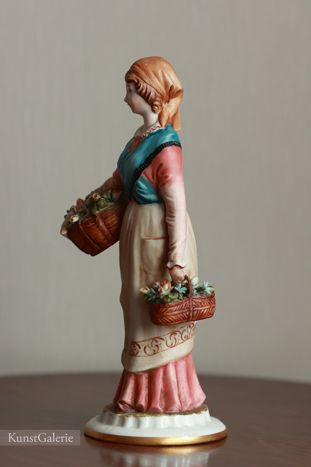 Девушка с корзинками цветов, Tyche Galletti, Capodimonte, статуэтка