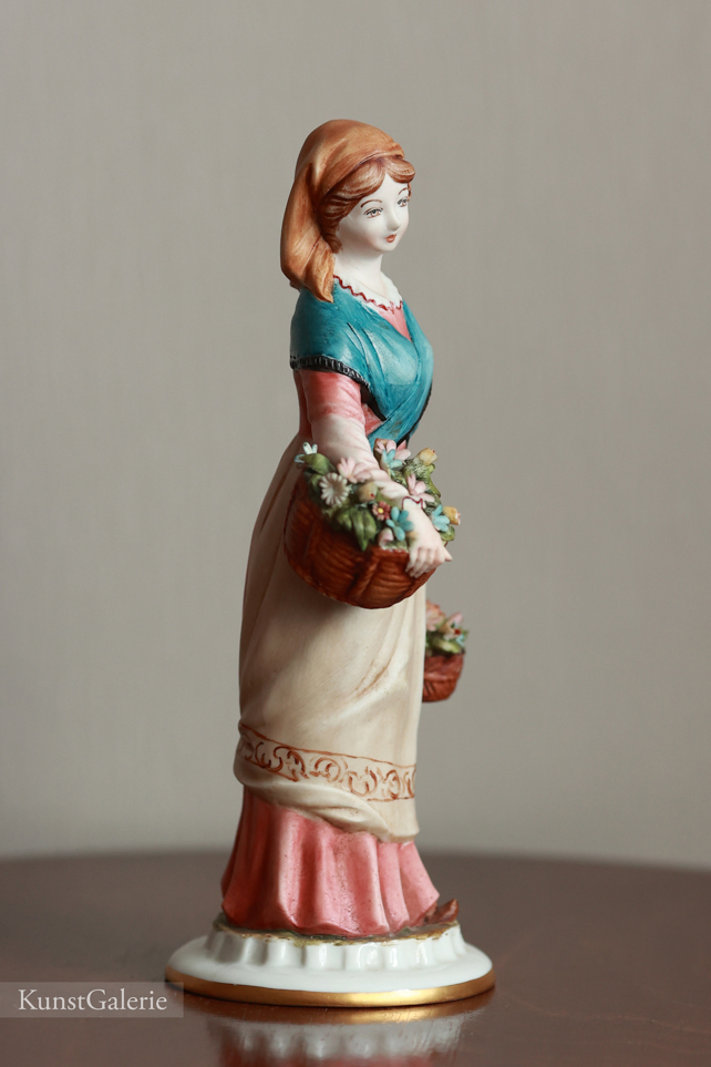 Девушка с корзинками цветов, Tyche Galletti, Capodimonte, статуэтка