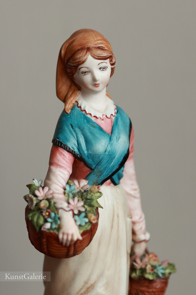 Девушка с корзинками цветов, Tyche Galletti, Каподимонте, статуэтка