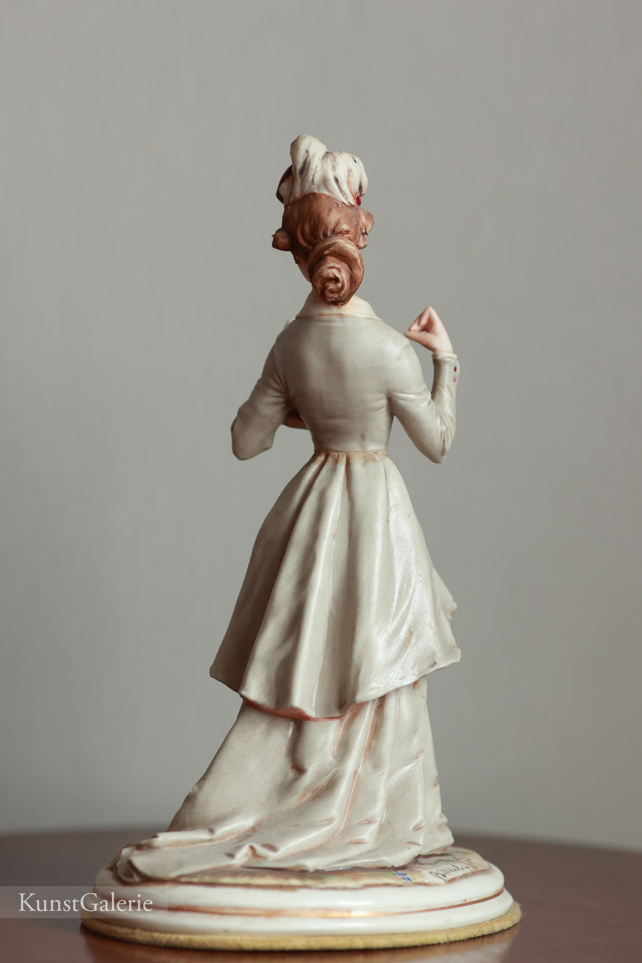 Леди с прессой, Capodimonte, статуэтка