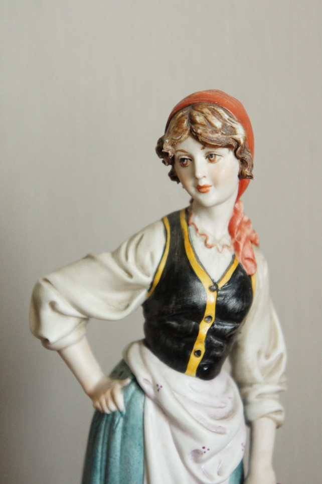 Девушка в красном платке, Tyche Tosca, Каподимонте, статуэтка