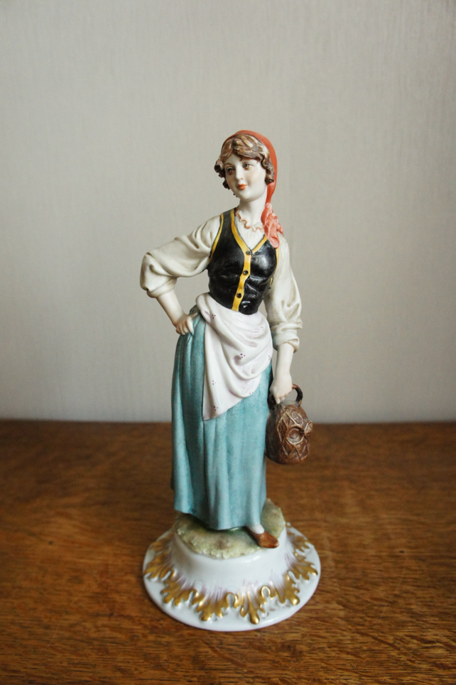 Девушка в красном платке, Tyche Tosca, Capodimonte, статуэтка