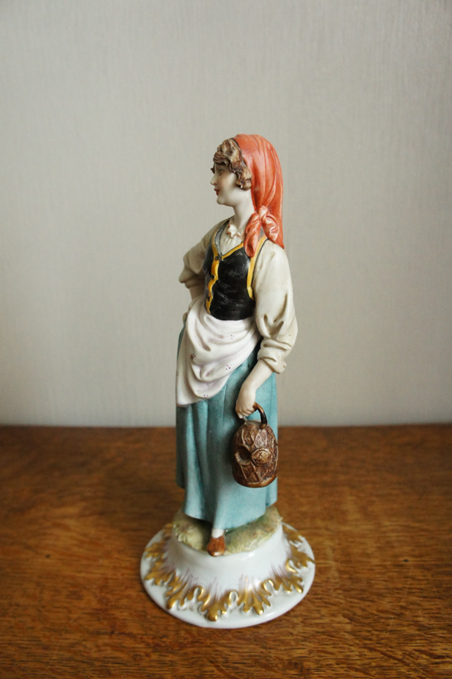 Девушка в красном платке, Tyche Tosca, Каподимонте, статуэтка