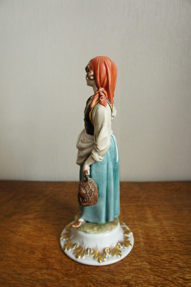 Девушка в красном платке, Tyche Tosca, Capodimonte, статуэтка