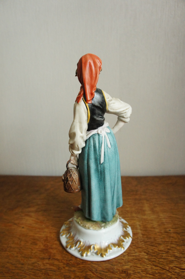 Девушка в красном платке, Tyche Tosca, Каподимонте, статуэтка