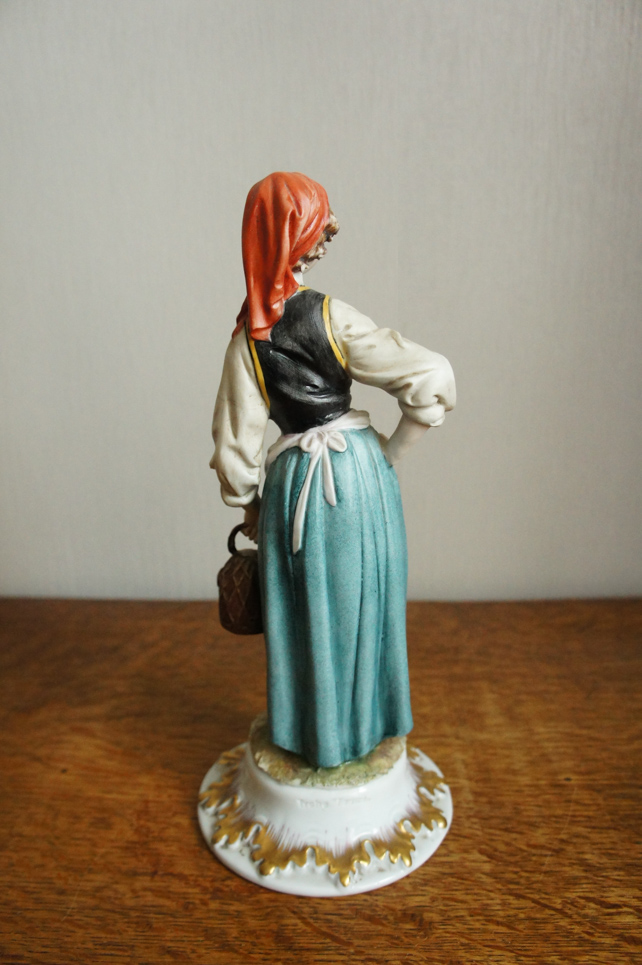 Девушка в красном платке, Tyche Tosca, Capodimonte, статуэтка