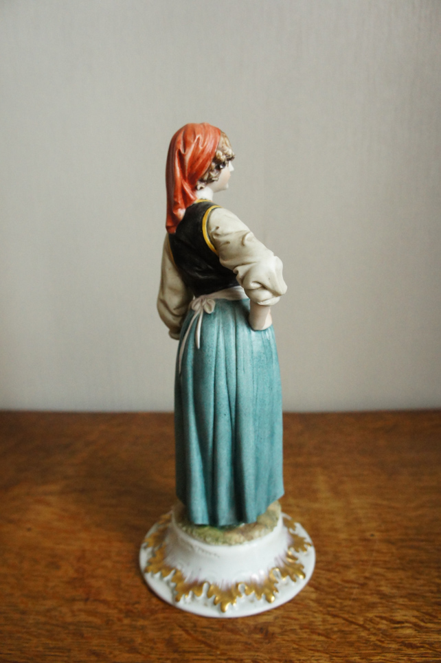 Девушка в красном платке, Tyche Tosca, Каподимонте, статуэтка