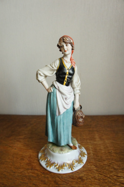 Девушка в красном платке, Tyche Tosca, Каподимонте, фарфоровые статуэтки. KunstGalerie