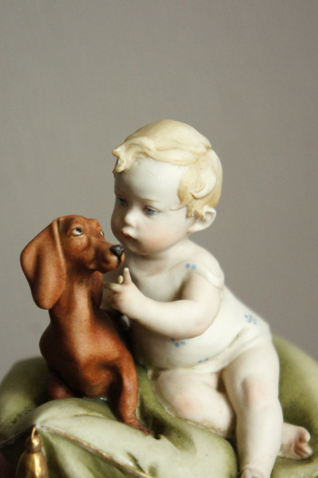 Малыш с таксой на подушке, Capodimonte, статуэтка