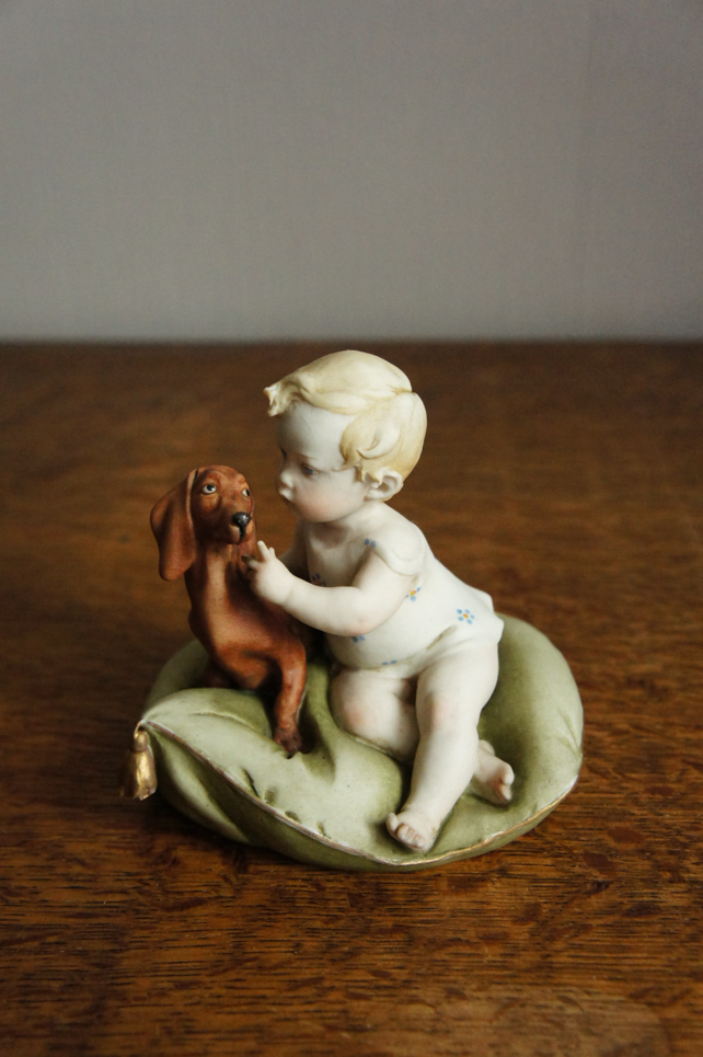 Малыш с таксой на подушке, Capodimonte, статуэтка