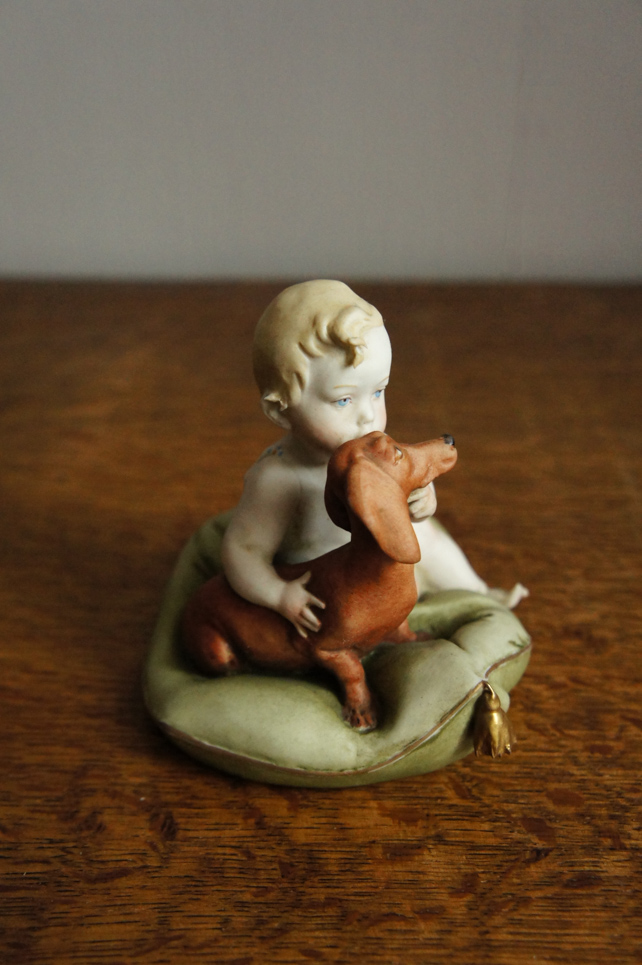 Малыш с таксой на подушке, Capodimonte, статуэтка