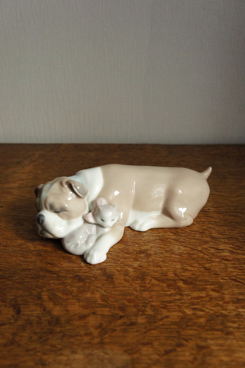 Бульдог с котом, Lladro, фарфоровая статуэтка, KunstGalerie.ru