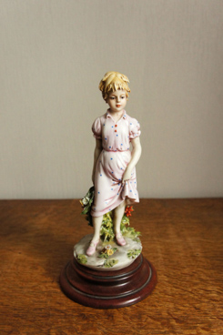 Девочка с букетом, Benacchio, Capodimonte, фарфоровые статуэтки. KunstGalerie