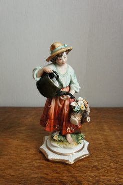 Девочка с лейкой и цветами, Luciano Cazzola, Каподимонте, фарфоровые статуэтки. KunstGalerie