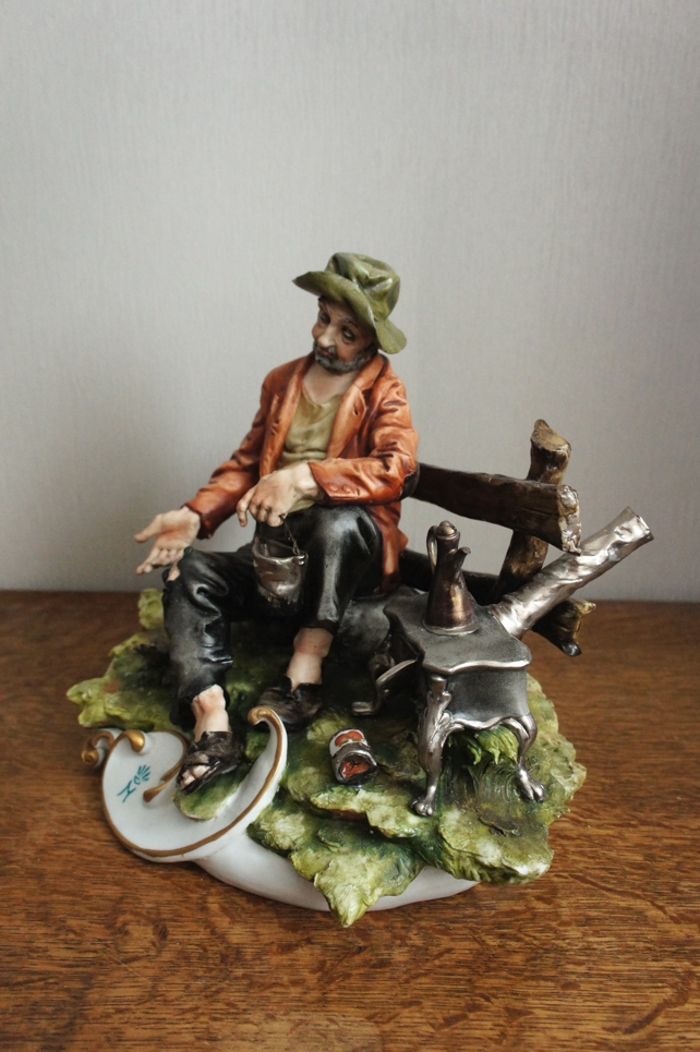 Бродяга на скамье, Tyche Tosca, Capodimonte, статуэтка