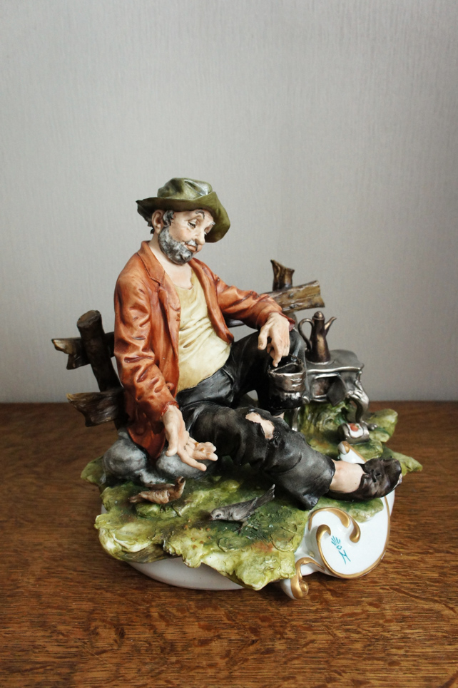 Бродяга на скамье, Tyche Tosca, Capodimonte, статуэтка