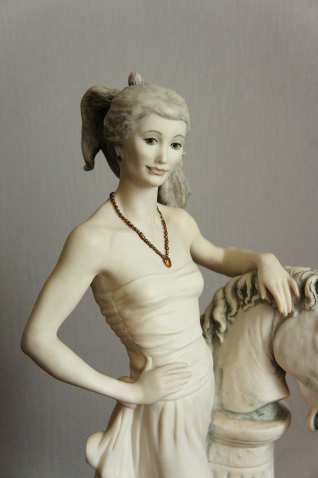 Лиза со скульптурой коня, Giuseppe Armani, Florence, статуэтка