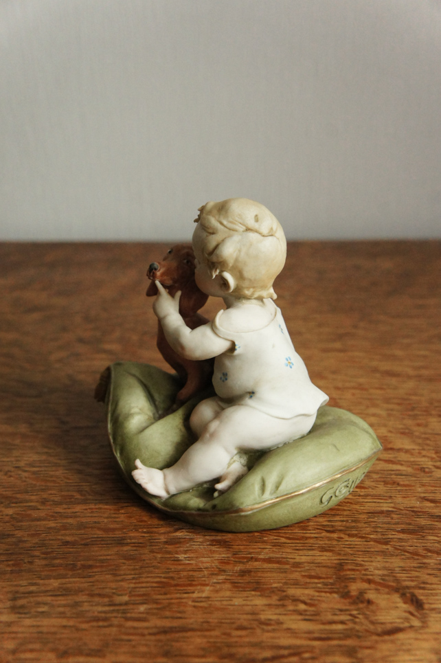 Малыш с таксой на подушке, Capodimonte, статуэтка