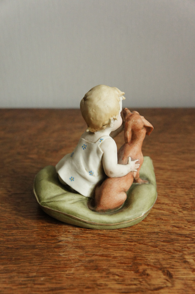 Малыш с таксой на подушке, Capodimonte, статуэтка