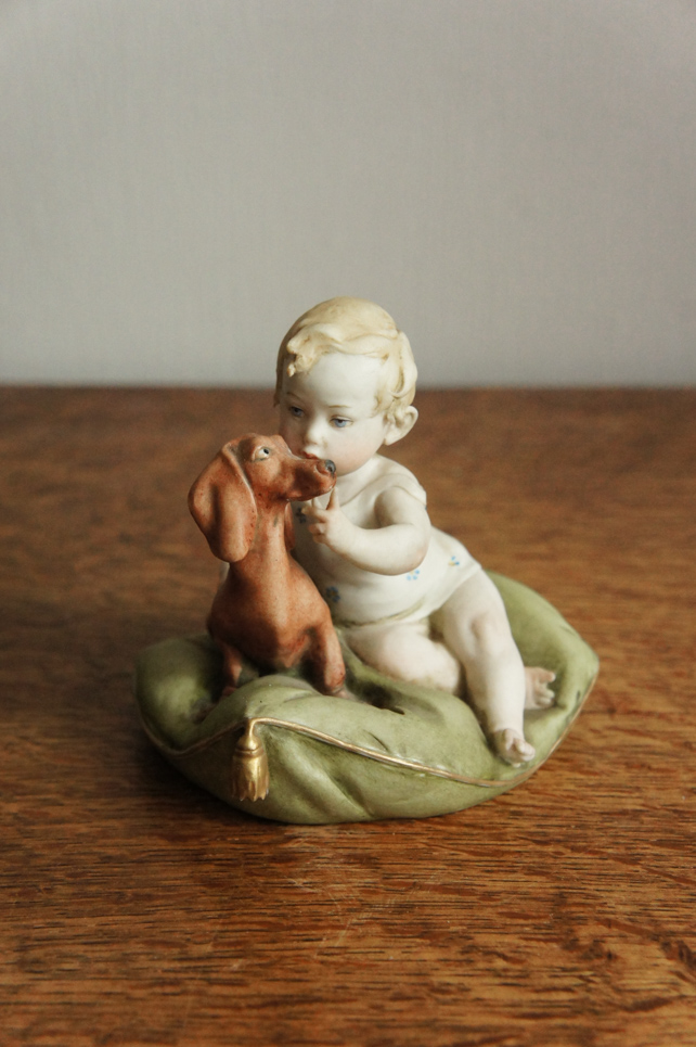 Малыш с таксой на подушке, Capodimonte, статуэтка