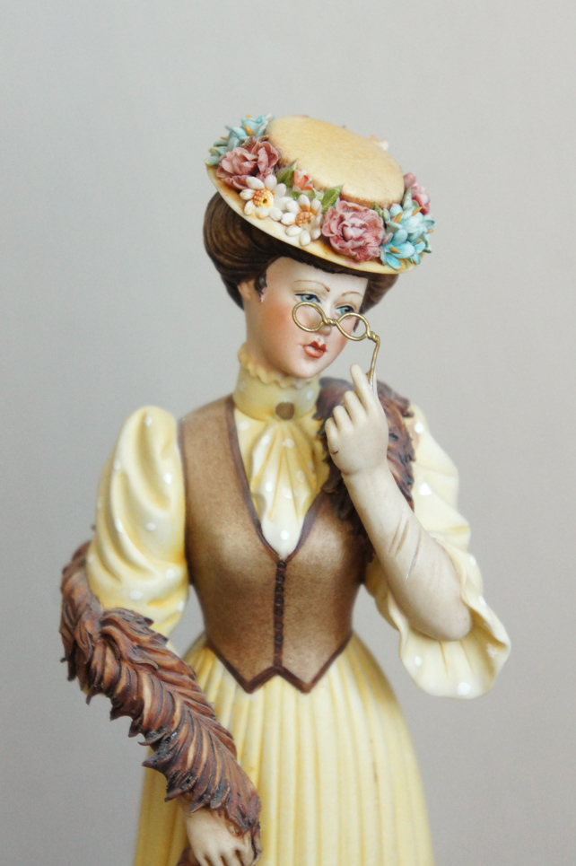 Леди в желтом с лорнетом и боа, Ipa, Capodimonte, статуэтка