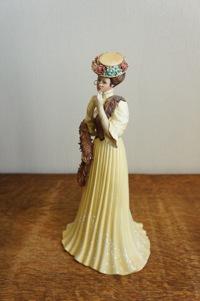 Леди в желтом с лорнетом и боа, Ipa, Capodimonte, статуэтка