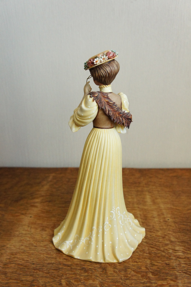Леди в желтом с лорнетом и боа, Ipa, Capodimonte, статуэтка