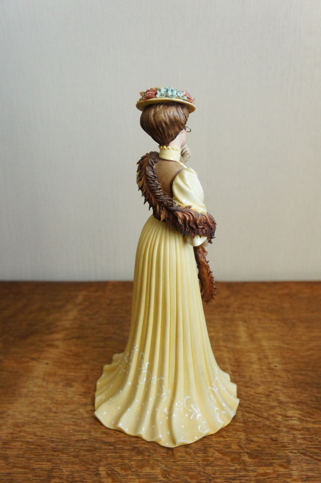 Леди в желтом с лорнетом и боа, Ipa, Capodimonte, статуэтка