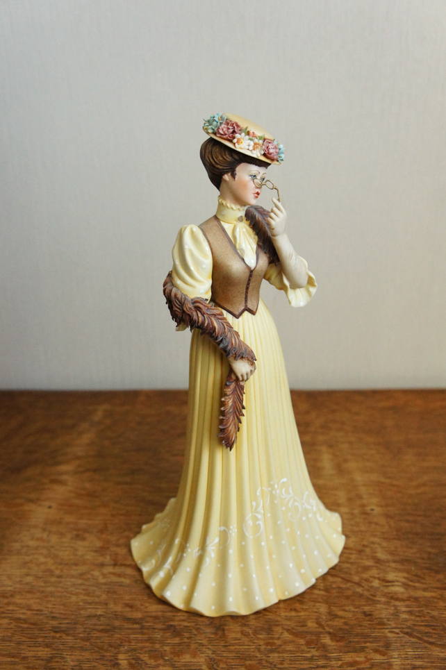 Леди в желтом с лорнетом и боа, Ipa, Capodimonte, статуэтка