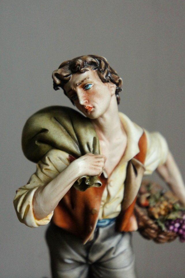 Мужчина с корзиной фруктов, Ipa, Capodimonte, статуэтка