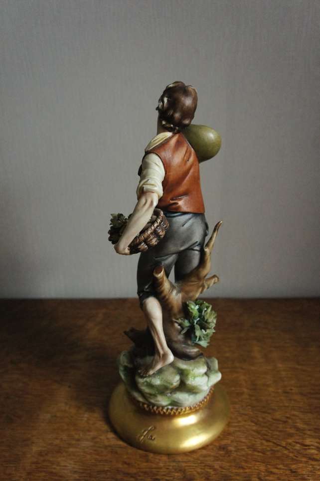 Мужчина с корзиной фруктов, Ipa, Capodimonte, статуэтка