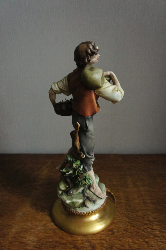 Мужчина с корзиной фруктов, Ipa, Capodimonte, статуэтка