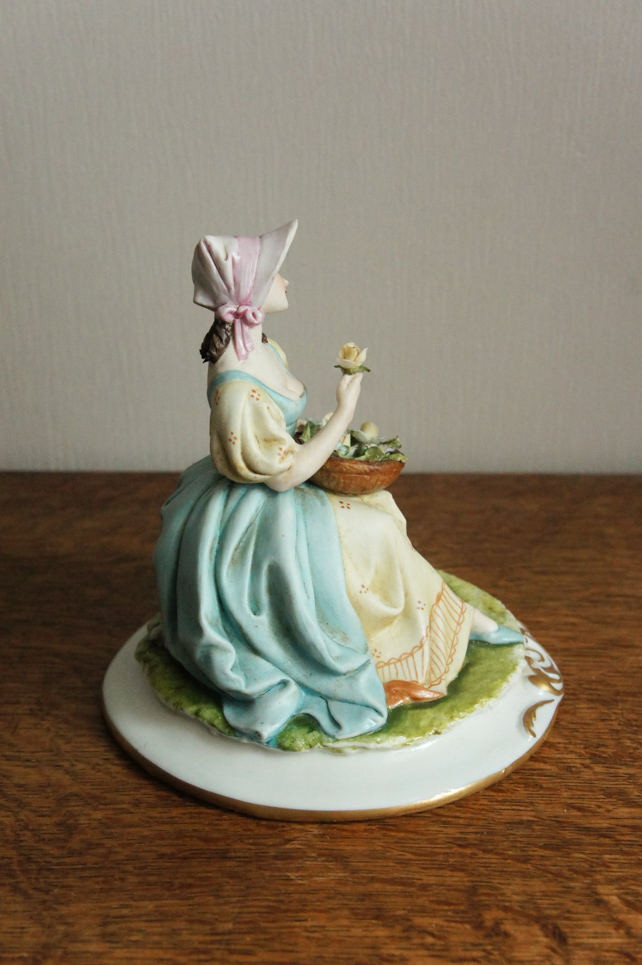 Леди с корзиной цветов, Tyche Tosca, Capodimonte, статуэтка