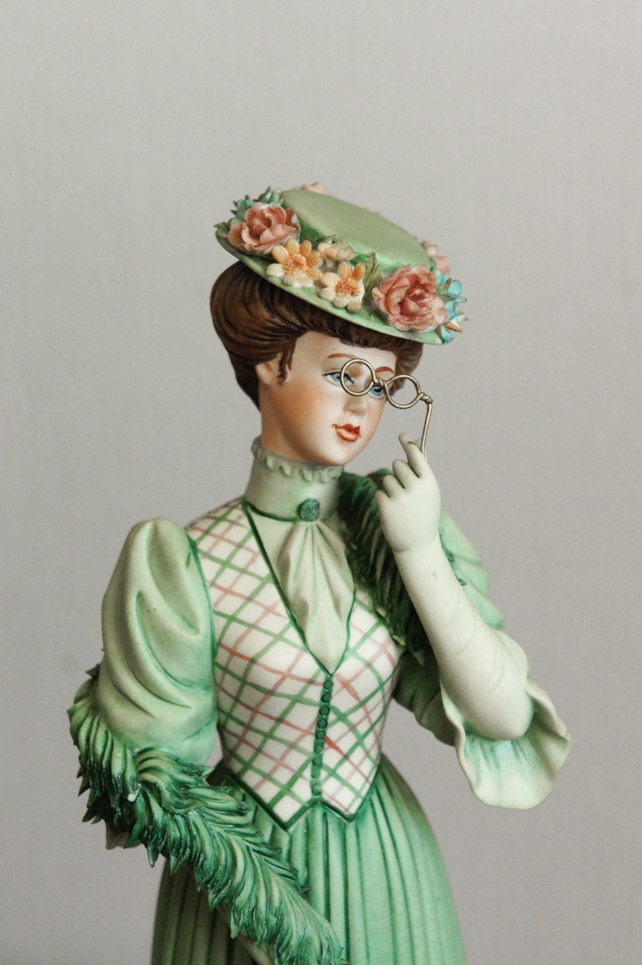 Леди в зеленом с лорнетом и боа, Ipa, Capodimonte, статуэтка