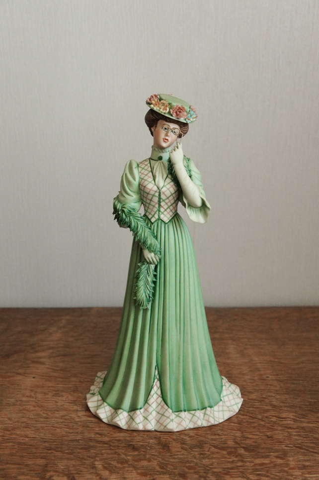 Леди в зеленом с лорнетом и боа, Ipa, Capodimonte, статуэтка