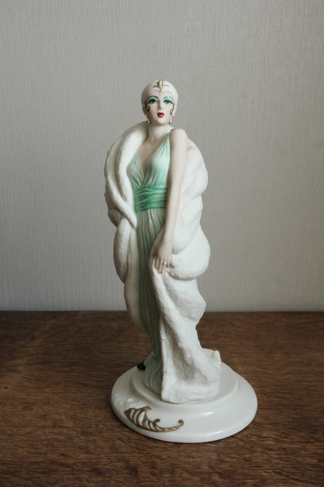 Леди в меховом манто, Sandro Maggioni, Capodimonte, статуэтка