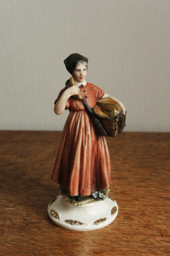 Девочка с арбузом, Porcellane Principe, Capodimonte, фарфоровые статуэтки. KunstGalerie