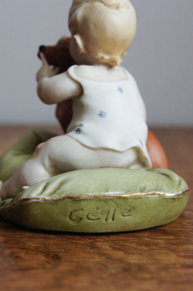 Малыш с таксой на подушке, Capodimonte, статуэтка